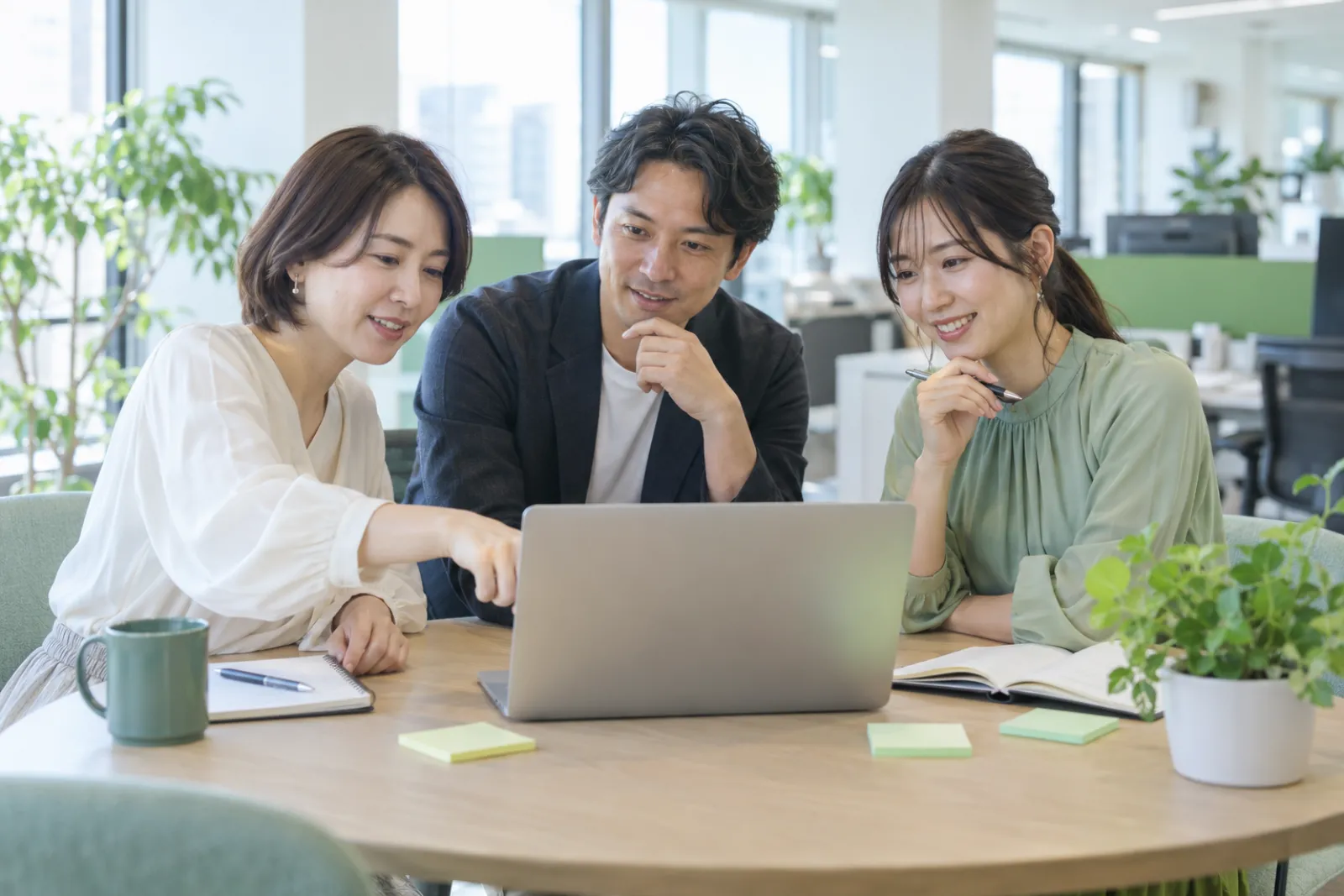 チームでAIの使い方を話し合う様子